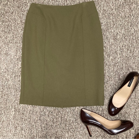 NWOT Halogen pencil skirt fully lined size 6. Back zip. Back vent slit - Picture 5 of 11